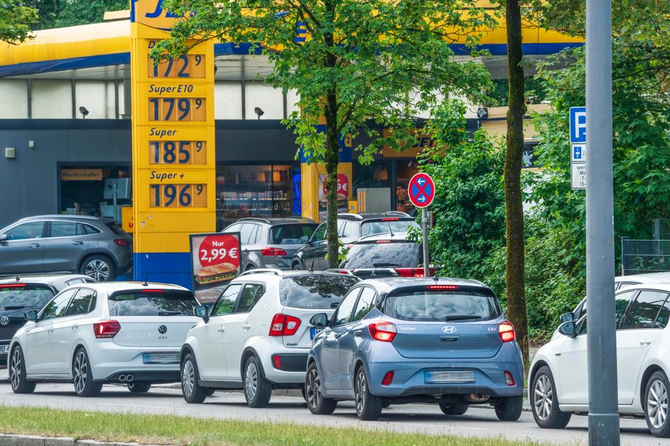 ADAC kritisiert unrechtmäßigen Preisanstieg vor Ende des Tankrabatts