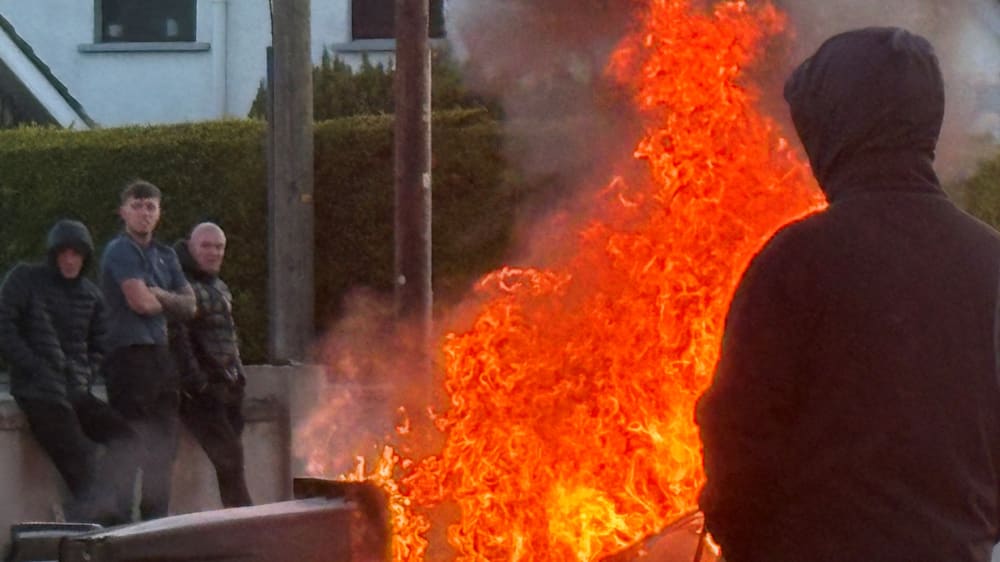 Gewaltsame Ausschreitungen nach Messerangriff in Nordirland
