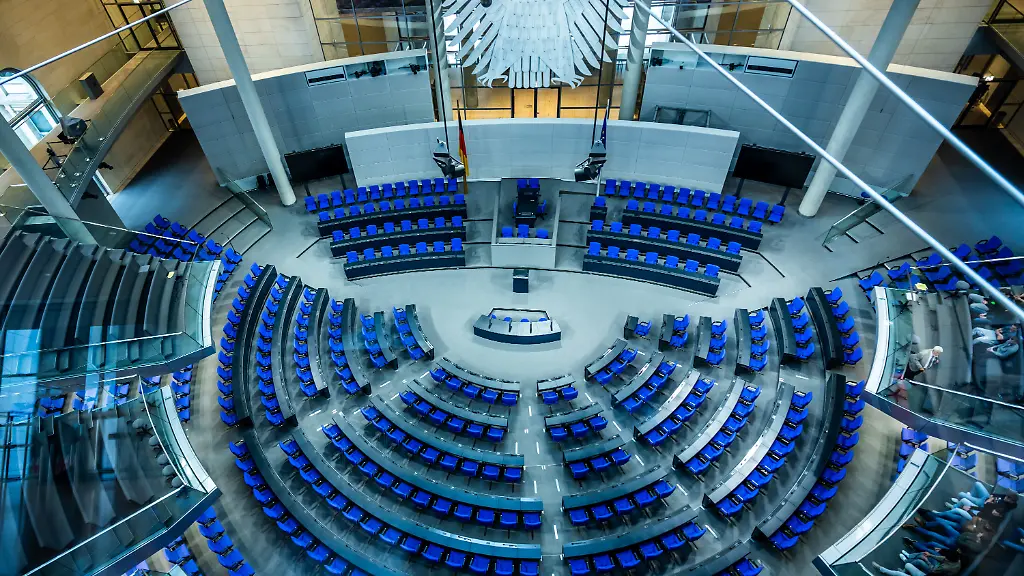 Familienunternehmer fordern Verzicht auf Sommerpause im Bundestag