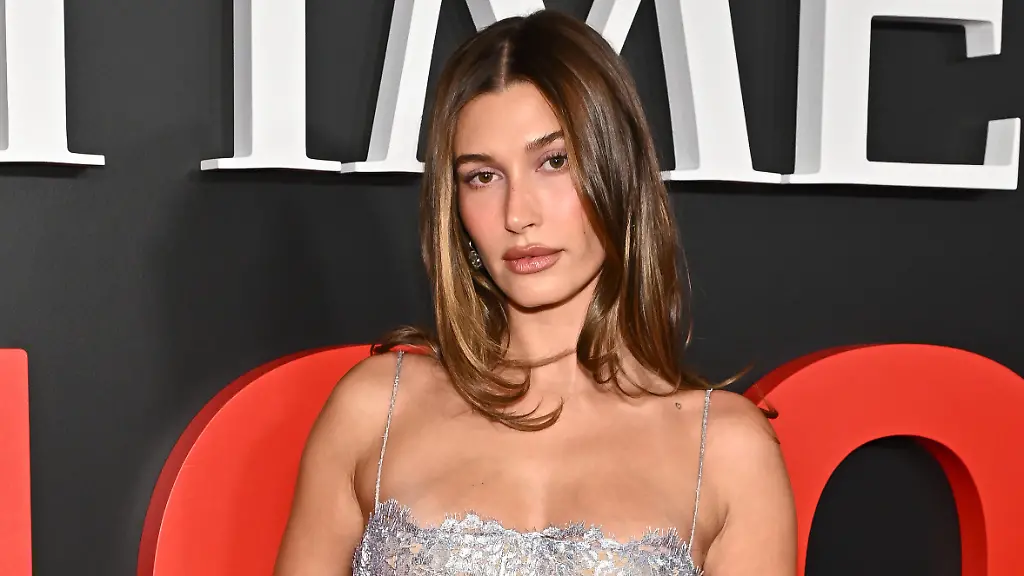 Hailey Bieber modelt für Kim Kardashians Skims