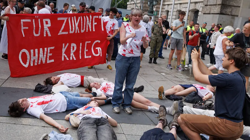 Wehrpflichtprotest bei Veteranenehrung