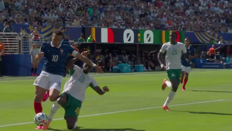 Strittige Schiedsrichterentscheidung im Spiel Frankreich gegen Senegal