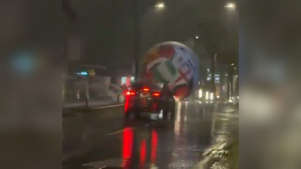 Kurioser Vorfall: Riesenfußball rollt durch San Salvador