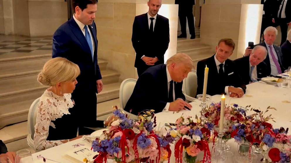 Trump unterzeichnet Iran-Deal in Versailles