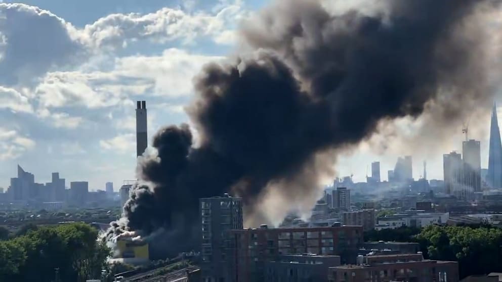 Großbrand in Londoner Recyclingzentrum sorgt für Rauchwolken und Zugverkehrsstörungen
