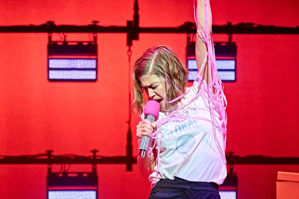 Schauspielerinnen gegen Störungen im Theater: Rosamund Pikes Appell