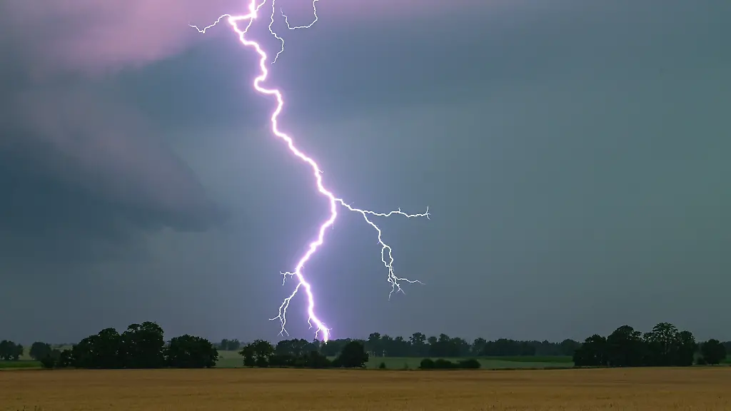 Unwetter in Polen und Tschechien: Frau von Blitz getroffen