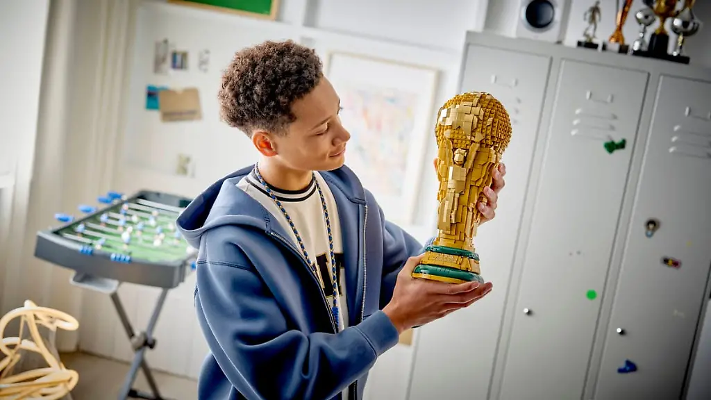 WM-Pokal aus Klemmbausteinen bei Amazon im Angebot