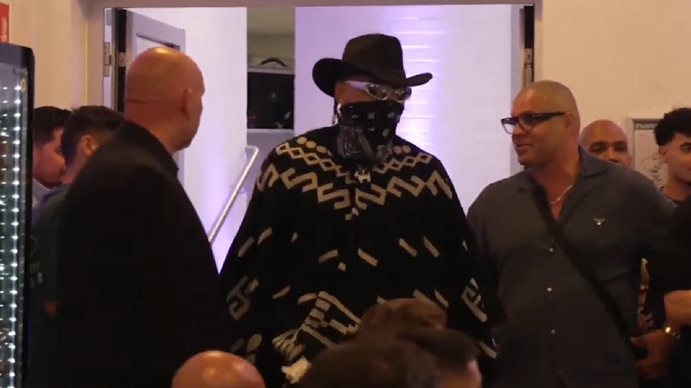 Netflix-Star bei Pressekonferenz im Cowboy-Outfit