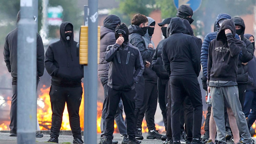 Wütende Proteste nach Messerangriff in Belfast