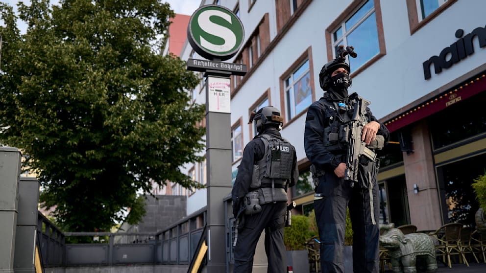 Polizei fahndet nach Verdächtigem nach CSD-Anschlag in Berlin