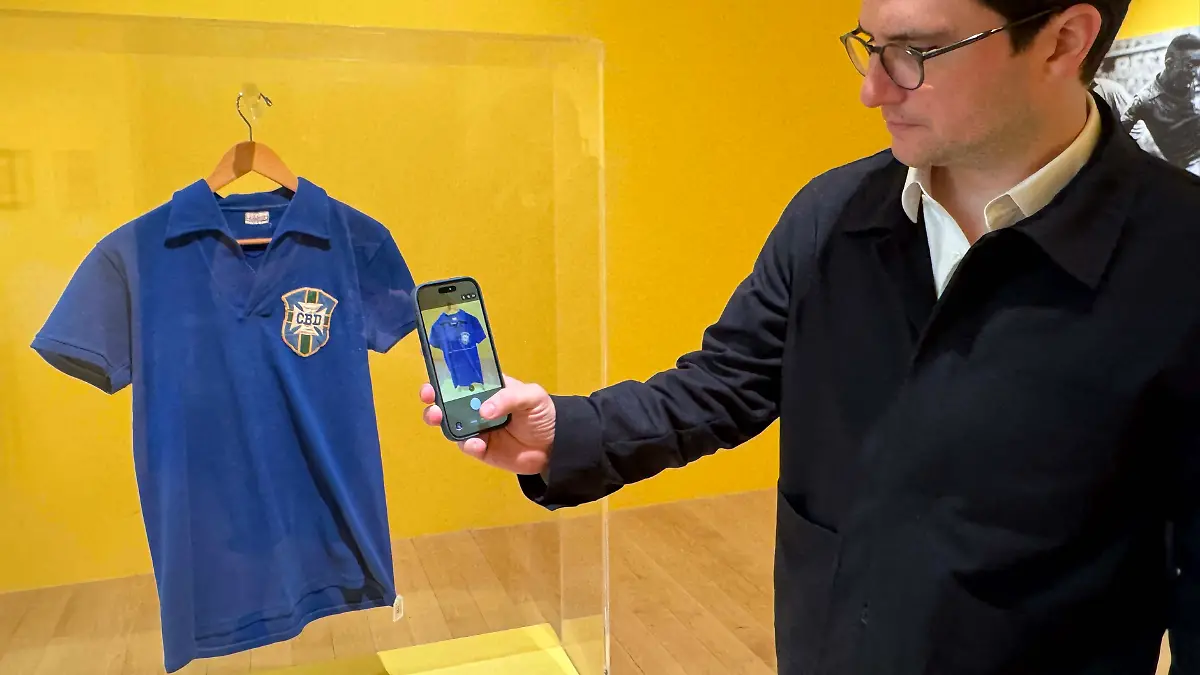 Pelés Trikot für Millionen versteigert