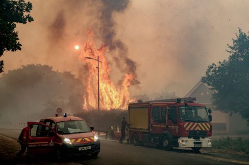 Waldbrände in Europa: Umfangreiche Evakuierungen und Löscharbeiten