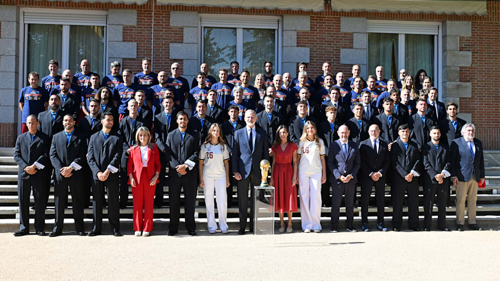 Spanien als Weltmeister gefeiert, Uefa und Fifa im Konflikt