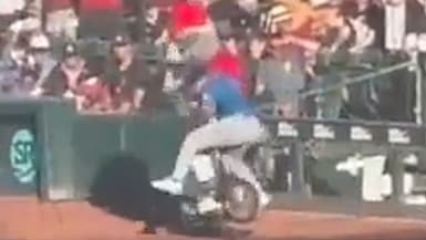Unfall mit Scooter im Stadion bei Baseball-Spiel