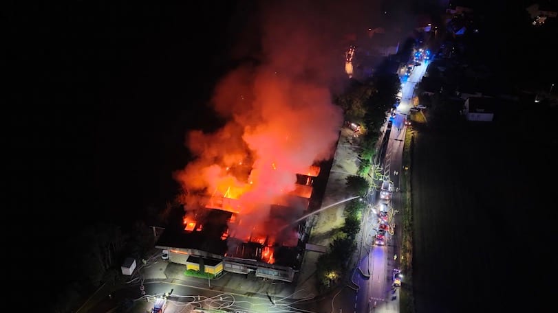 Großbrand in Lagerhalle in Bayern