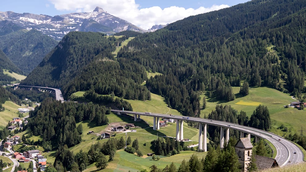 Österreichs Innenminister Karner über hohe Mautgebühren am Brenner