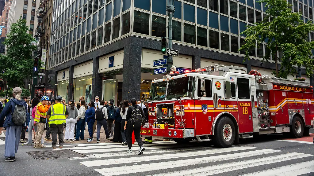 Einsturzgefahr in Manhattan – Großeinsatz durch verformte Säulen in ehemaligen Pfizer-Hochhaus
