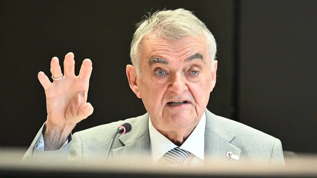 NRW-Innenminister Reul ermahnt Merz-Kritiker