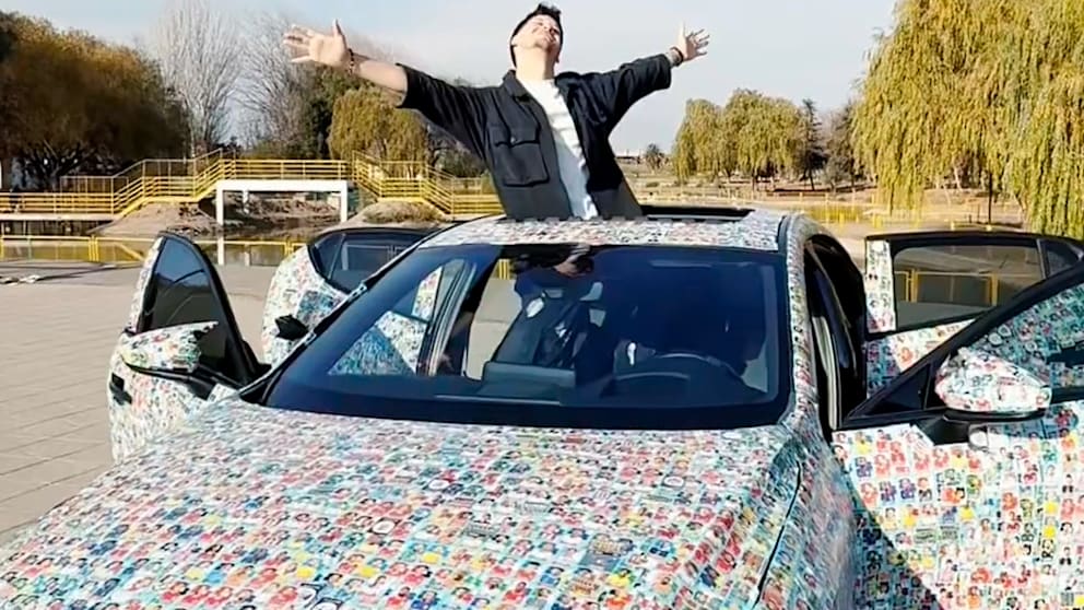 Influencer verwandelt Auto in bewegliches Panini-Album