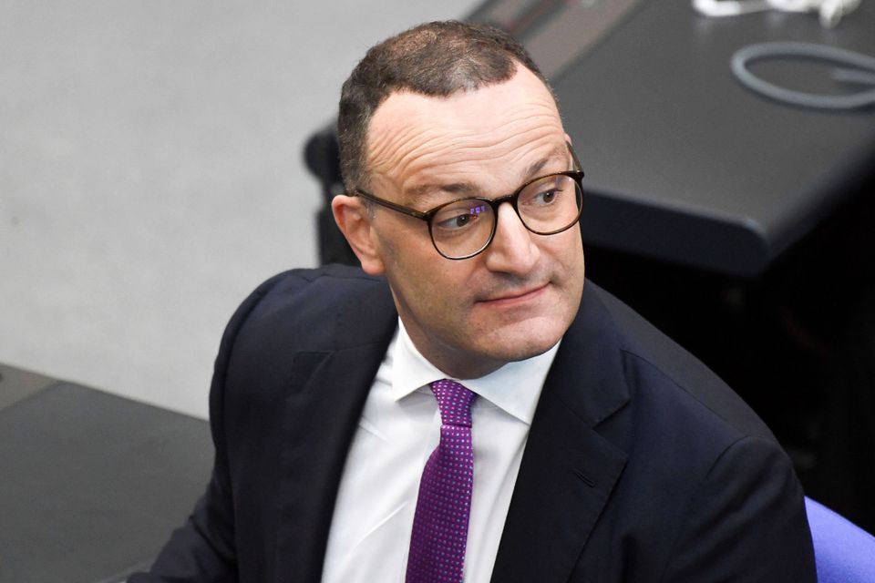 Spahn konfrontiert Kritik wegen Leihmutterschaft
