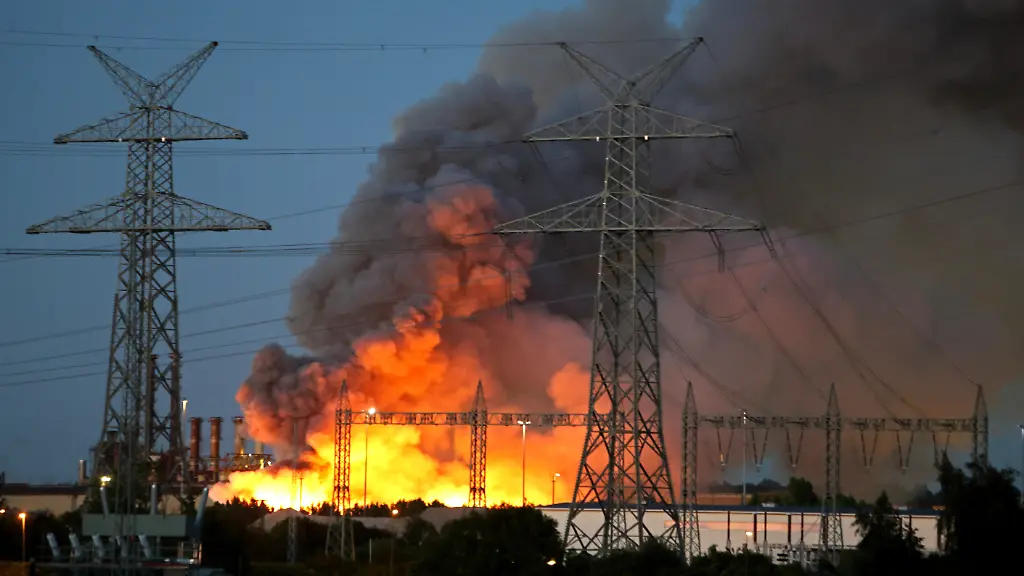 Großer Schrottbrand in Salzgitter: Brandbekämpfung dauert an