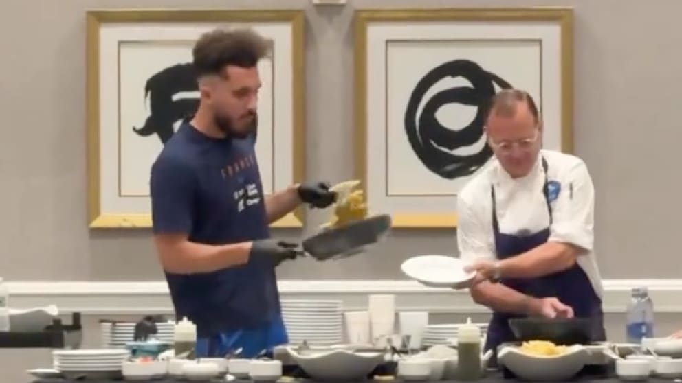 Rayan Cherki beeindruckt seine Teamkollegen mit Kochkünsten