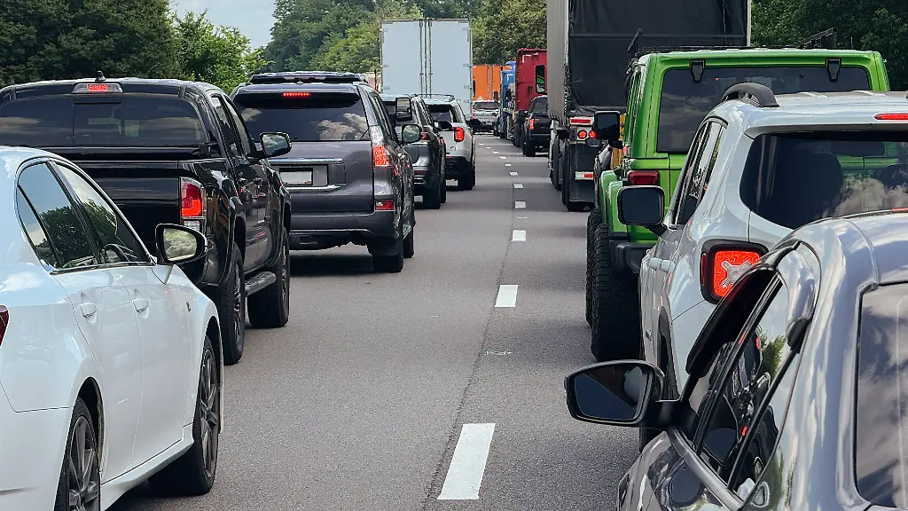 Hilfsmittel im Stau: Erleichterung bei vollen Autobahnen