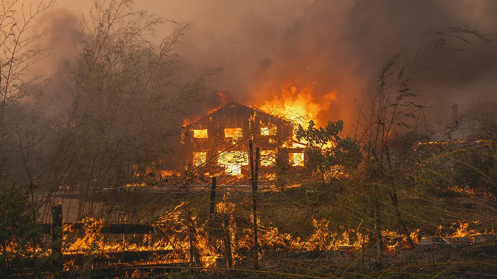 Explodierende Munitionsdepots in Le Porge durch Waldbrände