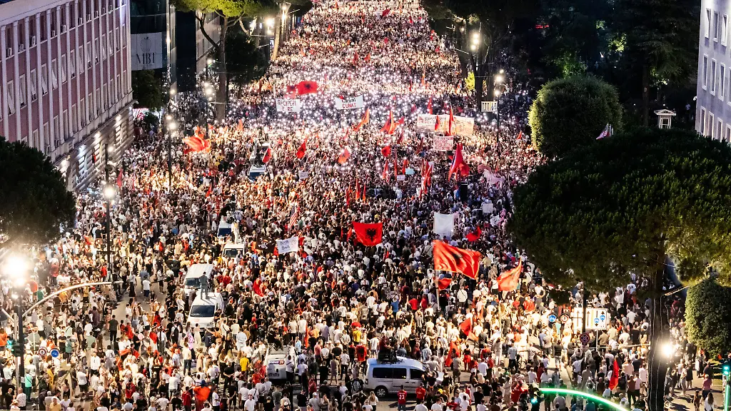 Massenproteste gegen umstrittenes Bauprojekt in Albanien