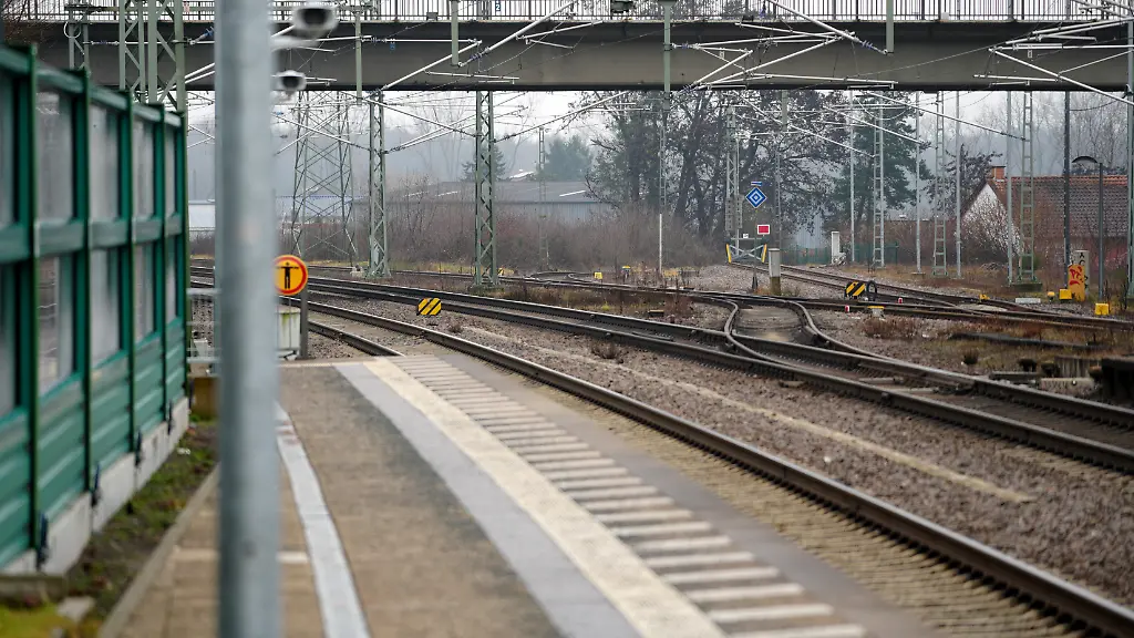 Bahnmitarbeiter bei Fahrscheinkontrolle aus Zug gestürzt