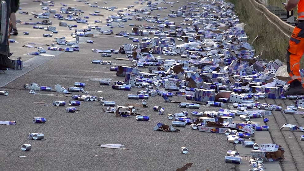 Lastwagen verliert Red Bull-Fracht auf der A8