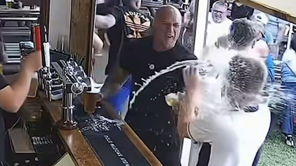 Englische Fans feiern mit Bierdusche