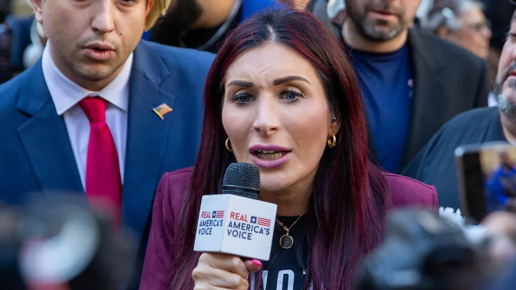 Laura Loomer in Kiew: Rechtsaußen-Influencerin trifft Selenskyj