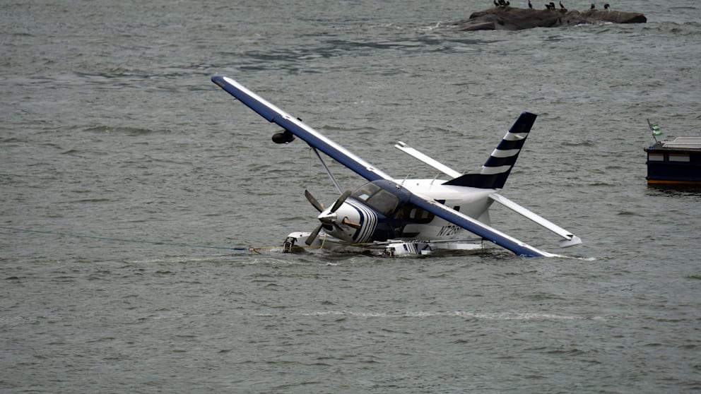Notlandung im East River: Wasserflugzeug in New York abgestürzt