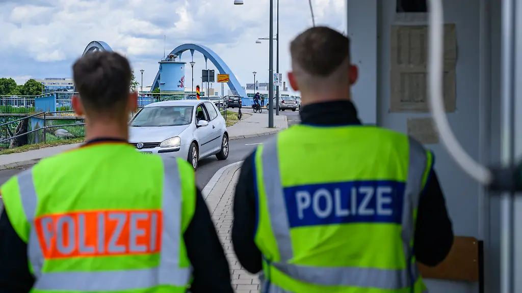 Ceuta zeigt ‘volatile Lage’ – Innenminister Dobrindt verlängert Grenzkontrollen