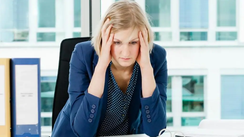 Negativität im Job überwinden: Ein kleines Wort bringt den Unterschied