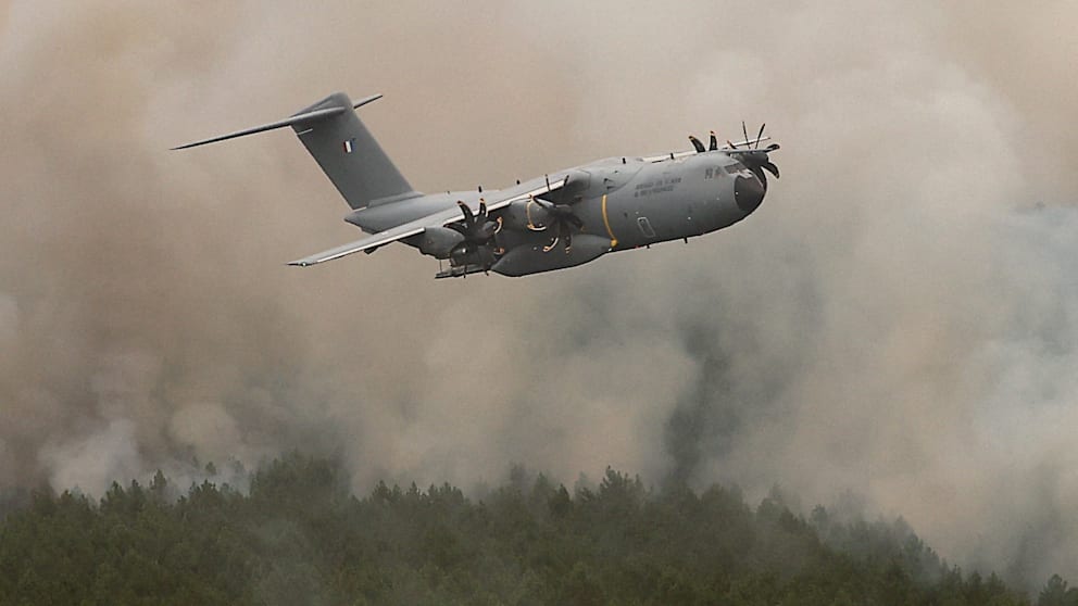 Frankreich setzt Militärflugzeug Airbus A400M im Kampf gegen Waldbrände ein