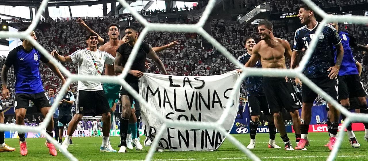 Argentinische Spieler sorgen nach dem Halbfinal-Sieg gegen England für Diskussionen mit Falkland-Botschaft