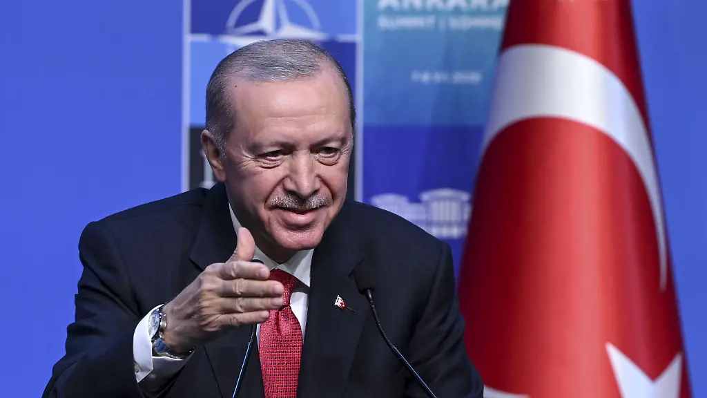 Erdogan überreicht Nato-Gästen personalisierte Revolver