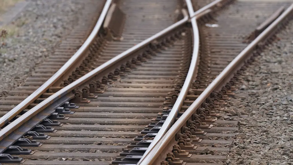 Gefährlicher Eingriff in den Bahnverkehr: Steine auf Gleisen in Ellwangen