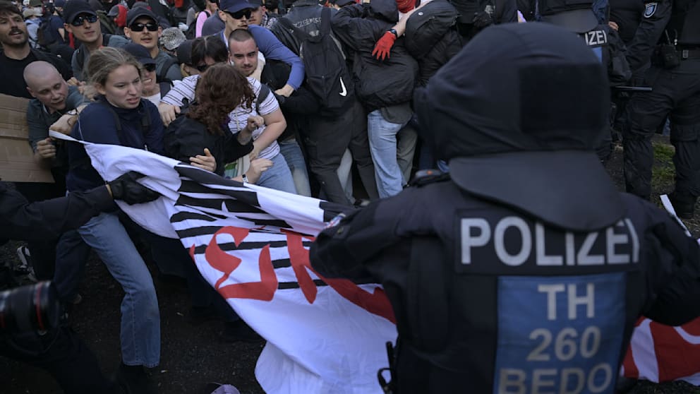 Polizeieinsatz bei AfD-Bundesparteitag in Erfurt