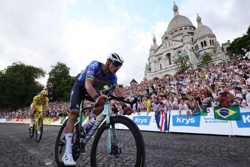 Tadej Pogačar feiert fünften Tour-de-France-Sieg