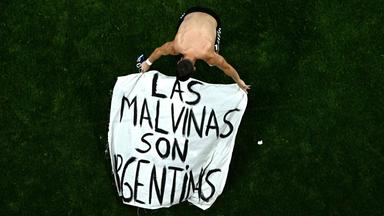 Politische Provokation beim Fußball: Argentinische Spieler mit Falkland-Botschaft