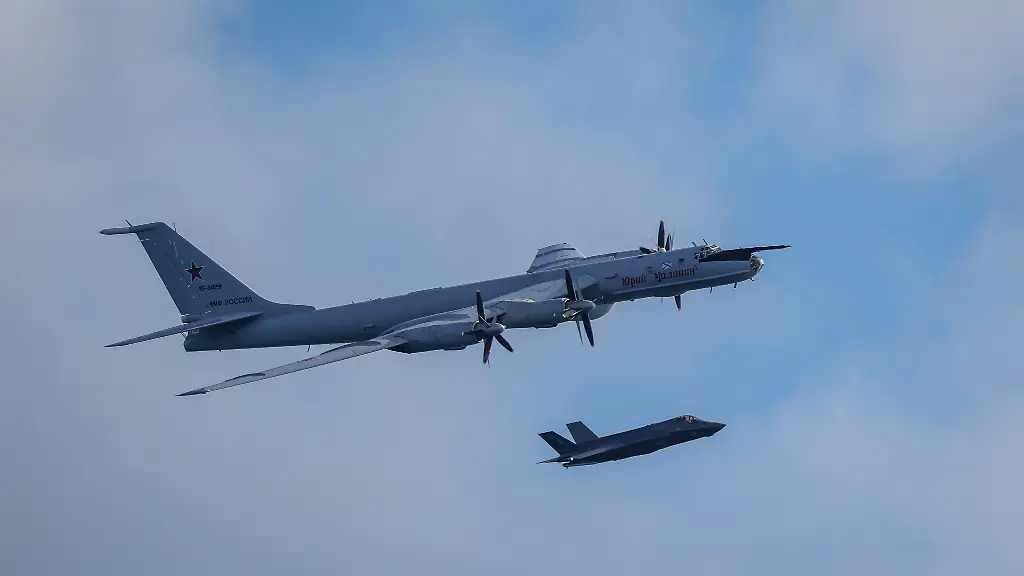 Russische Tu-142 wirft Sonarbojen nahe britischem Träger ab
