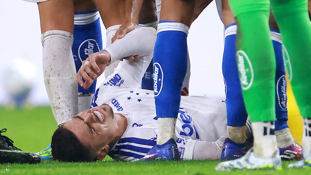 Schienbeinbruch bei Gabriel Pec im Spiel der brasilianischen Liga
