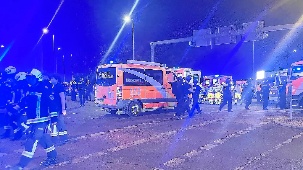 Auto fährt in Menschenmenge beim Berliner CSD