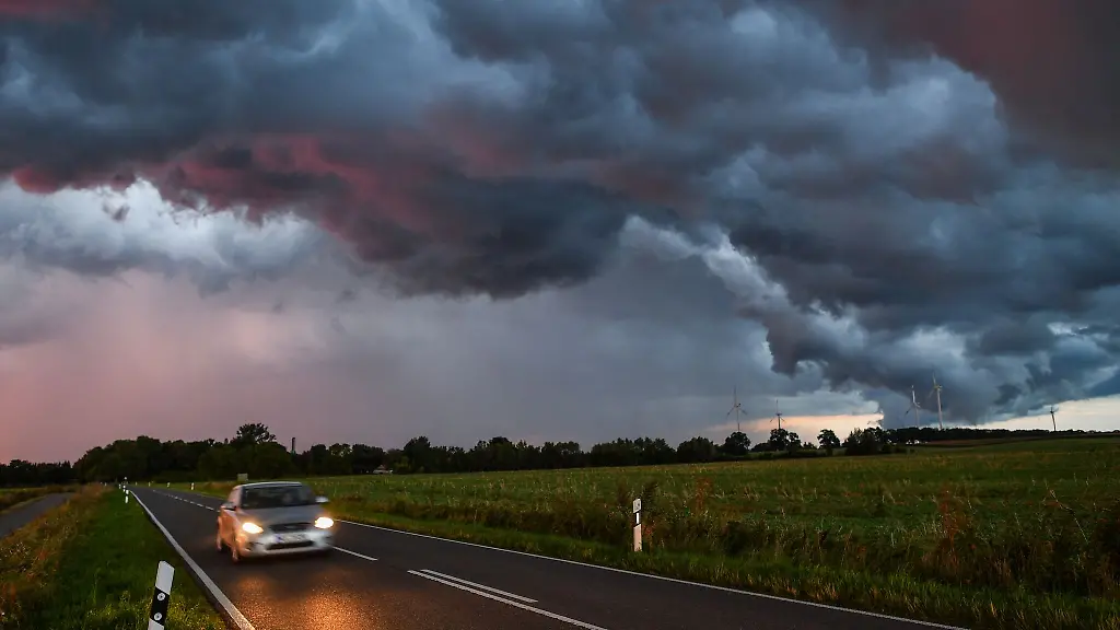 Sicheres Verhalten im Auto bei Gewitter