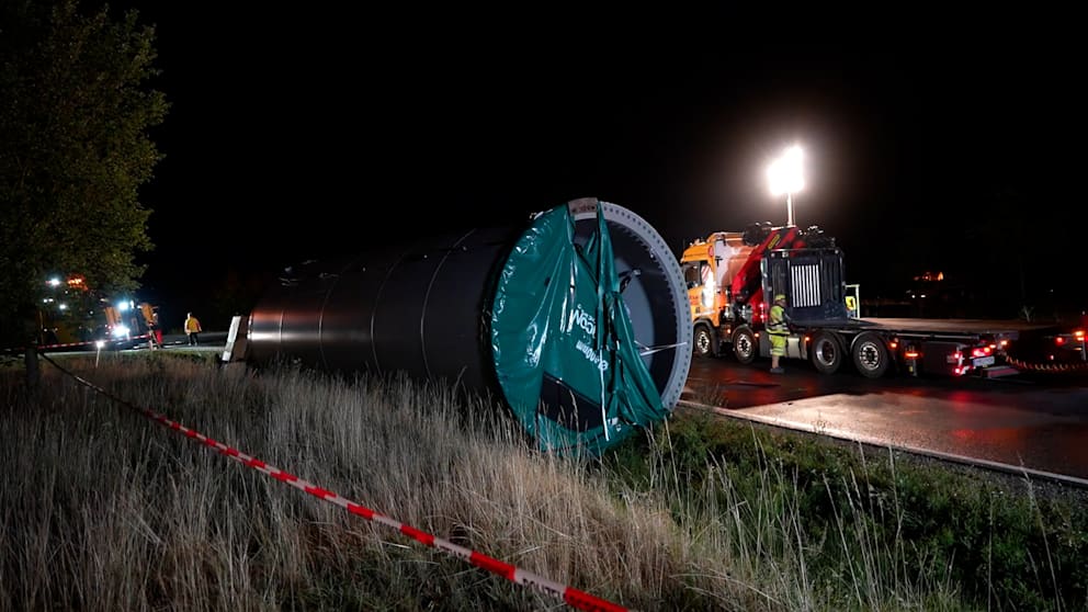 Unfall auf B8 und B299: Schwertransport verliert Windrad-Bauteil