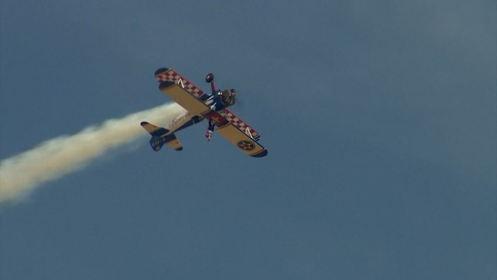 Britische Seniorin bricht wieder Rekord im Wingwalking